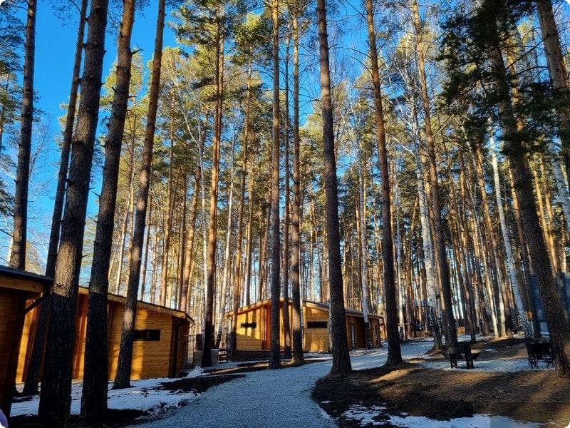 В парке Сысерти построили три модульных коттеджа для отдыха