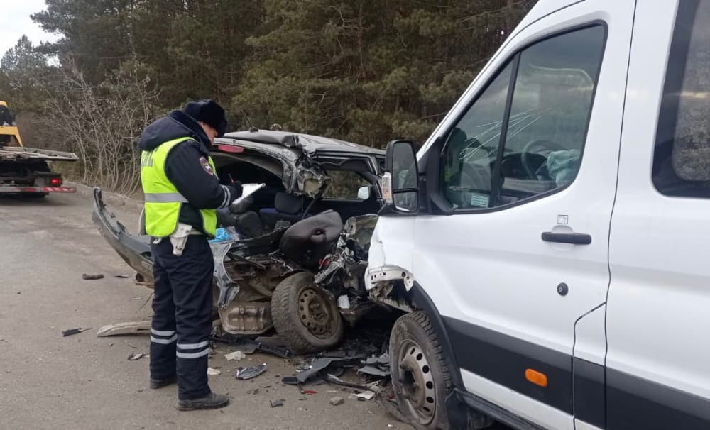 В Сысерти произошло смертельное ДТП: легковой автомобиль столкнулся с микроавтобусом