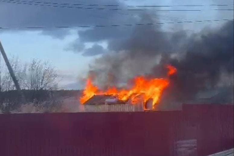 Под Сысертью произошло возгорание заброшенного сарая: в нем нашли тела двух мальчиков