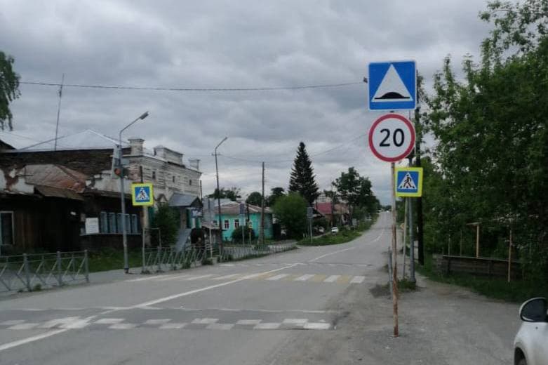 В Сысерти на территории, прилегающей к школам, устранили выбоины и установили дорожные знаки