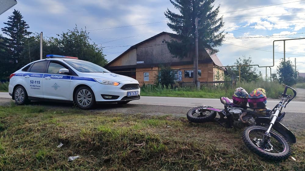 Подросток на питбайке попал в аварию в Сысерти: пострадали двое детей