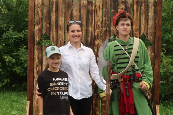 В Сысерти прошел исторический фестиваль, где можно было подержать оружие Ивана Грозного