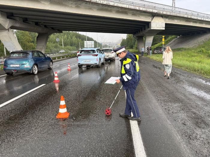 Серьезное ДТП под Екатеринбургом: пять машин столкнулись на Пермском тракте