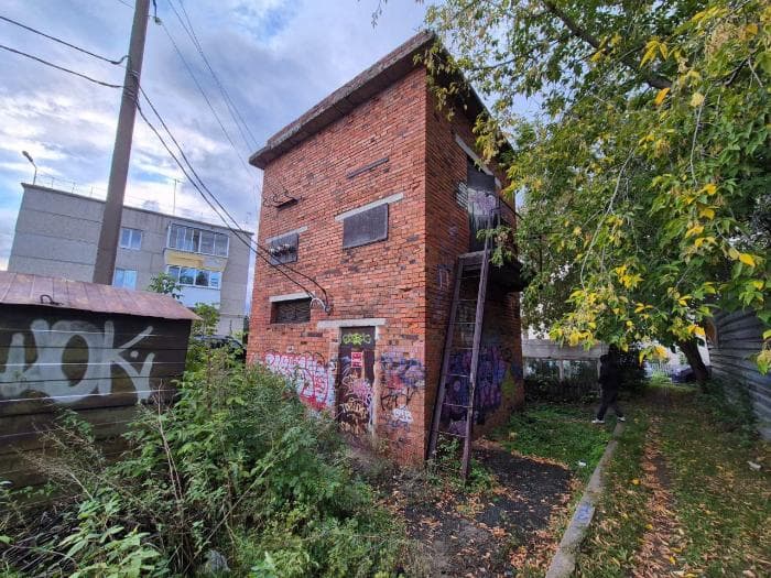 В Арамиле подросток лишился руки в трансформаторной будке, укрываясь от дождя