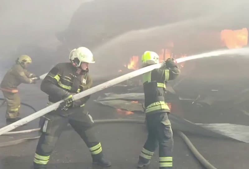 В под Сысертью сгорел частный дом и гараж: пожар охватил 140 кв.м