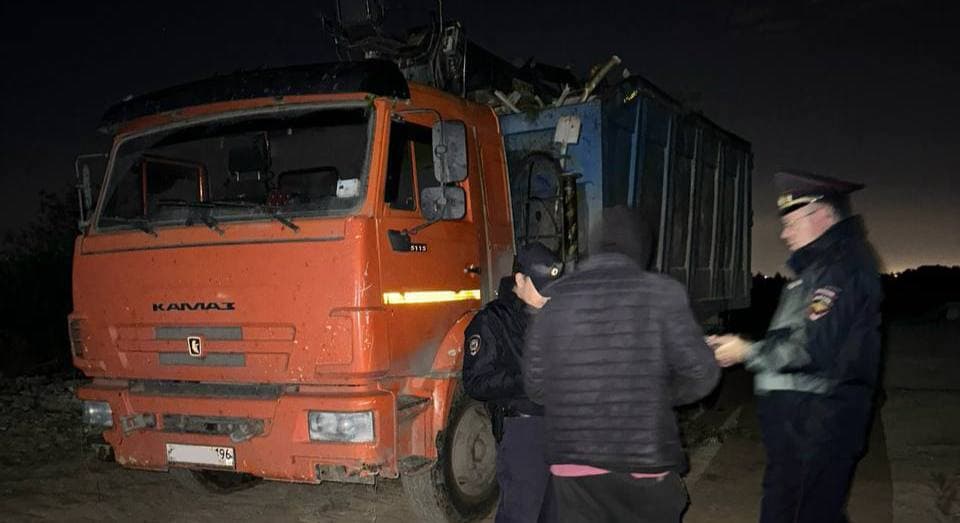 На незаконной свалке в Арамиле экологи поймали грузовики с мусором