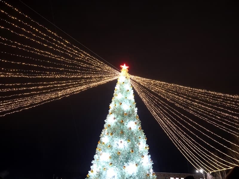 В Сысерти открылся новогодний праздник у главной елки города