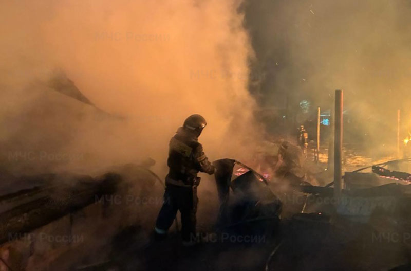 Ночной пожар в Арамиле уничтожил дом, баню и автомобиль | В Арамиле ночью сгорел жилой дом, баня и автомобиль Ночной пожар в Арамиле уничтожил дом, баню и автомобиль | В Арамиле ночью сгорел жилой дом, баня и автомобиль