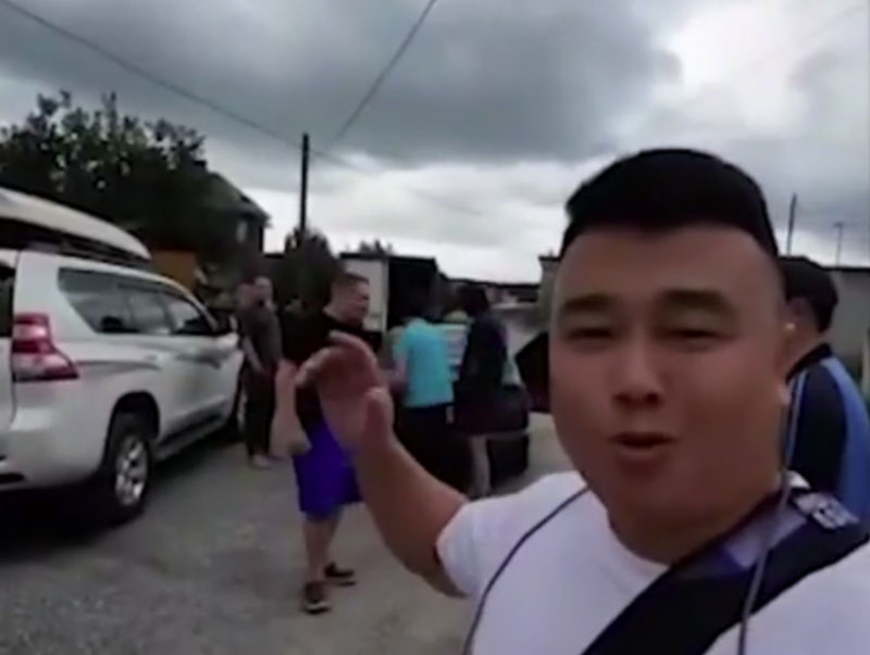 Китайца с водкой выгнали из уральской деревни за ролики, которые он снимает | Китайского блогера прогнали из уральской деревни Китайца с водкой выгнали из уральской деревни за ролики, которые он снимает | Китайского блогера прогнали из уральской деревни